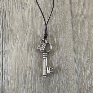 Really 50 key and lock necklace with leather